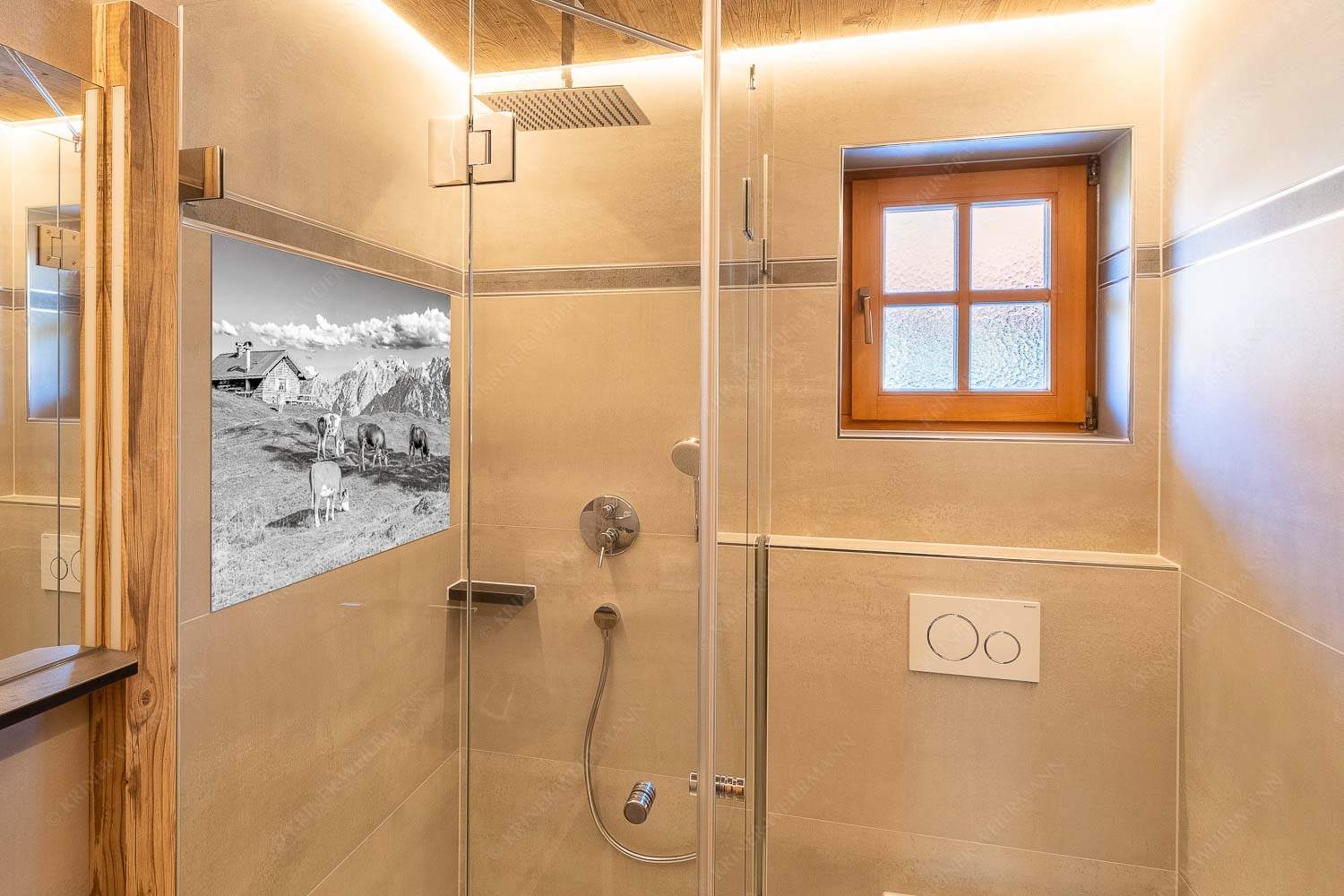 Blick über Krüneralm ins Karwendelgebirge - Auf da Krüneralm IV - Glasbild - Größe ca. 120x80cm, Seitenverhältnis 3:2 - Junge Kälber im Estergebirge - weitere Infos unter https://www.kriner-weiermann.de