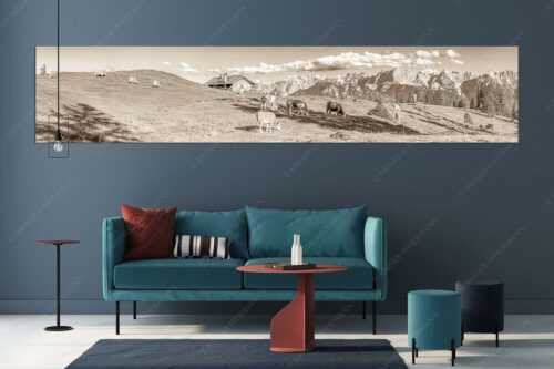 Blick über Krüneralm ins Karwendelgebirge - Auf da Krüneralm IV - Wandbild - Größe ca. 350x70cm, Seitenverhältnis 5:1 - Junge Kälber im Estergebirge - weitere Infos unter https://www.kriner-weiermann.de