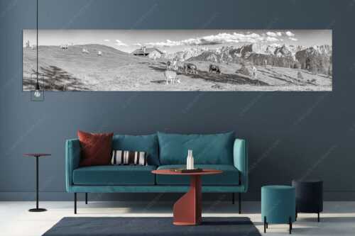 Blick über Krüneralm ins Karwendelgebirge - Auf da Krüneralm IV - Wandbild - Größe ca. 350x70cm, Seitenverhältnis 5:1 - Junge Kälber im Estergebirge - weitere Infos unter https://www.kriner-weiermann.de