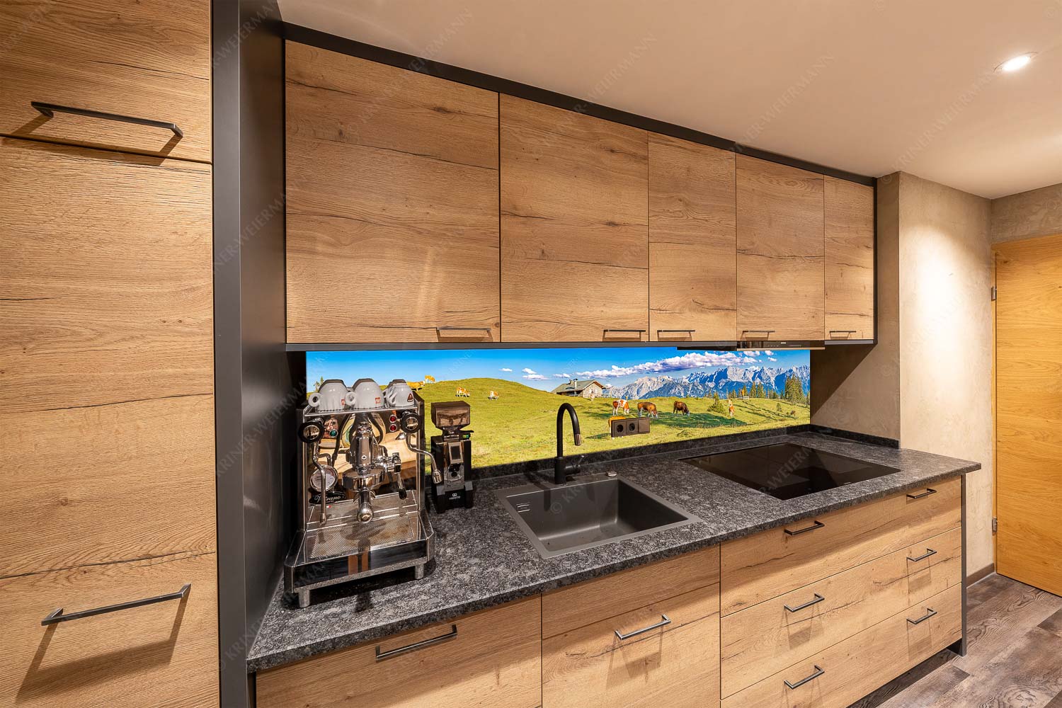 Auf da Krüneralm IV – Küchenspiegel – Größe ca. 270x54cm, Seitenverhältnis 5:1 — Junge Kälber im Estergebirge Blick über Krüneralm ins Karwendelgebirge - Auf da Krüneralm IV - Küchenspiegel - Größe ca. 270x54cm, Seitenverhältnis 5:1 - Junge Kälber im Estergebirge - weitere Infos unter https://www.kriner-weiermann.de