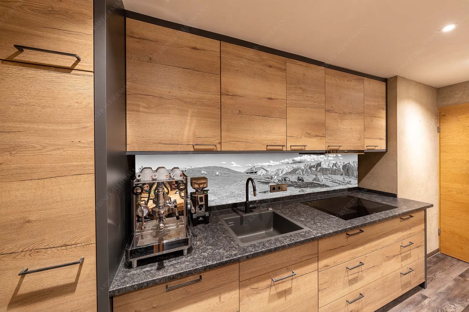 Auf da Krüneralm IV – Küchenspiegel – Größe ca. 270x54cm, Seitenverhältnis 5:1 — Junge Kälber im Estergebirge Blick über Krüneralm ins Karwendelgebirge - Auf da Krüneralm IV - Küchenspiegel - Größe ca. 270x54cm, Seitenverhältnis 5:1 - Junge Kälber im Estergebirge - weitere Infos unter https://www.kriner-weiermann.de