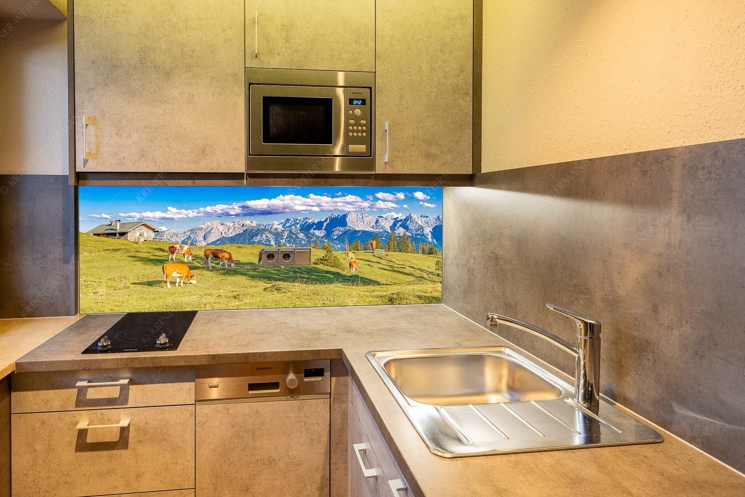 Auf da Krüneralm IV – Küchenrückwand – Größe ca. 150x60cm, Seitenverhältnis 2,5:1 — Junge Kälber im Estergebirge Blick über Krüneralm ins Karwendelgebirge - Auf da Krüneralm IV - Küchenrückwand - Größe ca. 150x60cm, Seitenverhältnis 2,5:1 - Junge Kälber im Estergebirge - weitere Infos unter https://www.kriner-weiermann.de