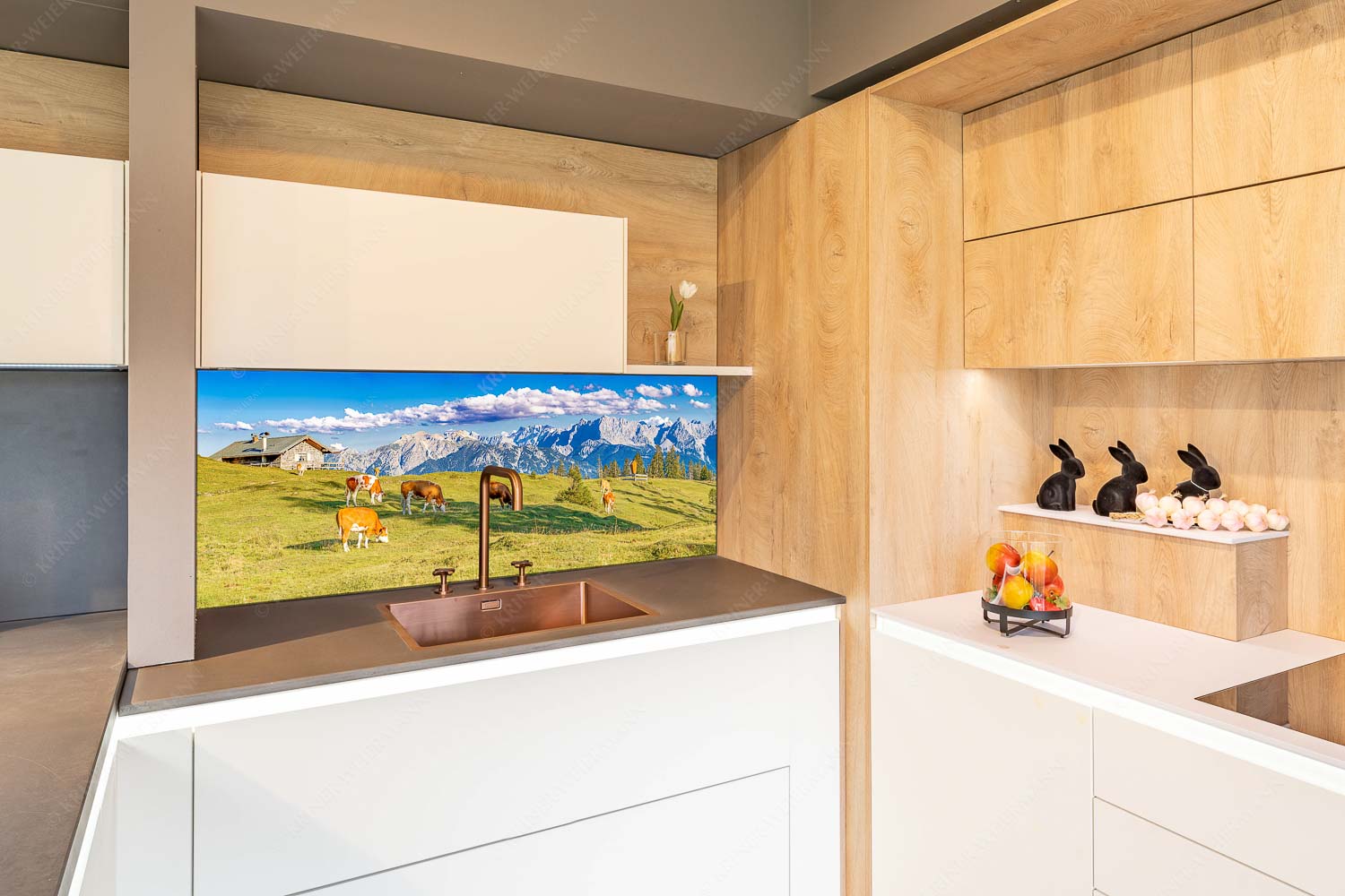 Auf da Krüneralm IV – Küchenrückwand – Größe ca. 150x60cm, Seitenverhältnis 2,5:1 — Junge Kälber im Estergebirge Blick über Krüneralm ins Karwendelgebirge - Auf da Krüneralm IV - Küchenrückwand - Größe ca. 150x60cm, Seitenverhältnis 2,5:1 - Junge Kälber im Estergebirge - weitere Infos unter https://www.kriner-weiermann.de