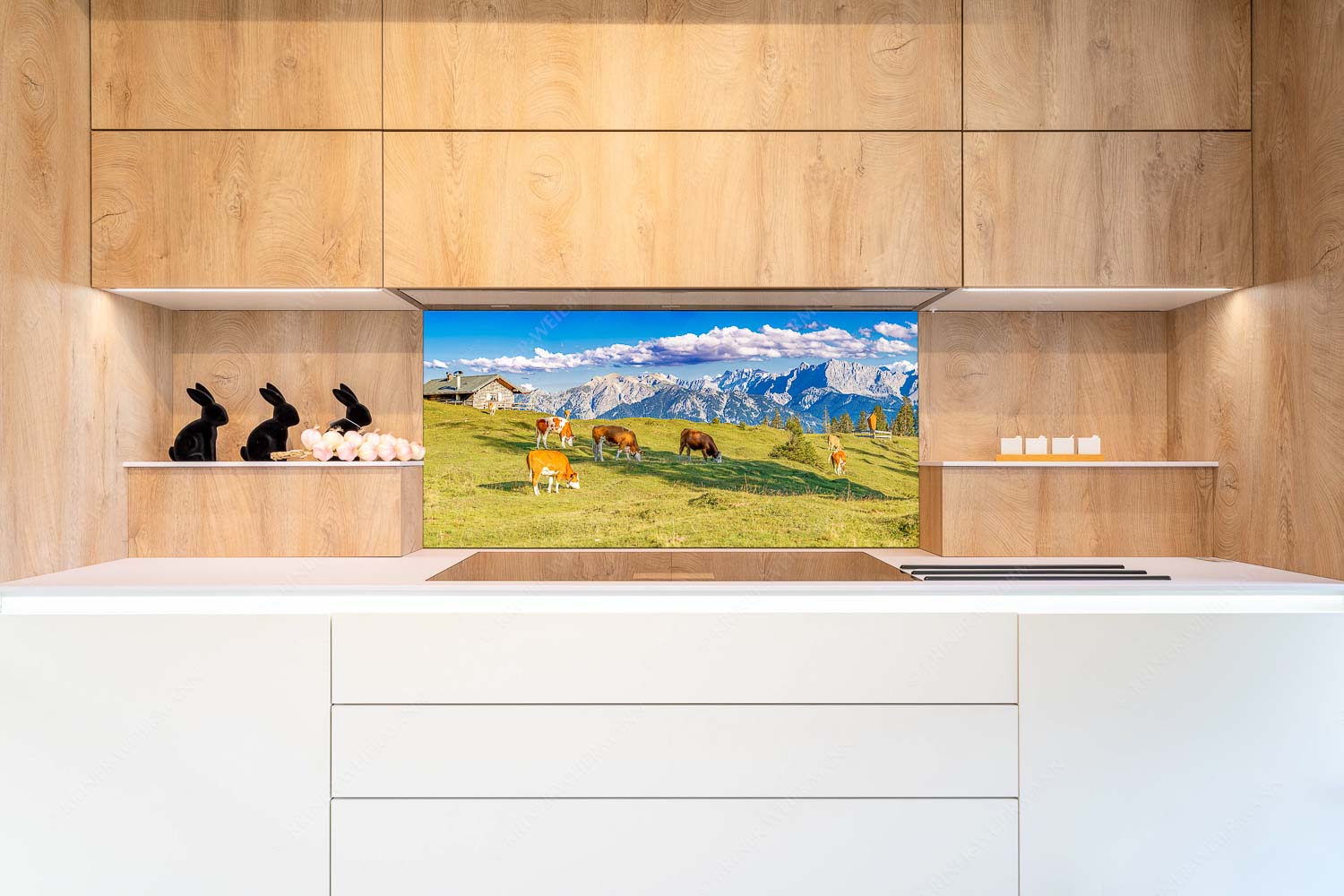 Auf da Krüneralm IV – Küchenrückwand – Größe ca. 120x60cm, Seitenverhältnis 2:1 — Junge Kälber im Estergebirge Blick über Krüneralm ins Karwendelgebirge - Auf da Krüneralm IV - Küchenrückwand - Größe ca. 120x60cm, Seitenverhältnis 2:1 - Junge Kälber im Estergebirge - weitere Infos unter https://www.kriner-weiermann.de