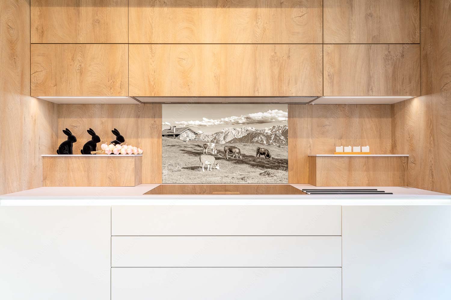 Auf da Krüneralm IV – Küchenspiegel – Größe ca. 90x60cm, Seitenverhältnis 3:2 — Junge Kälber im Estergebirge Blick über Krüneralm ins Karwendelgebirge - Auf da Krüneralm IV - Küchenspiegel - Größe ca. 90x60cm, Seitenverhältnis 3:2 - Junge Kälber im Estergebirge - weitere Infos unter https://www.kriner-weiermann.de