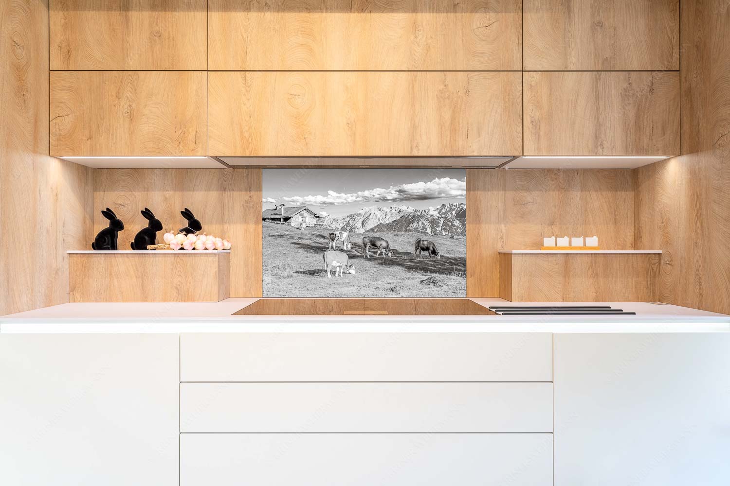 Auf da Krüneralm IV – Küchenspiegel – Größe ca. 90x60cm, Seitenverhältnis 3:2 — Junge Kälber im Estergebirge Blick über Krüneralm ins Karwendelgebirge - Auf da Krüneralm IV - Küchenspiegel - Größe ca. 90x60cm, Seitenverhältnis 3:2 - Junge Kälber im Estergebirge - weitere Infos unter https://www.kriner-weiermann.de