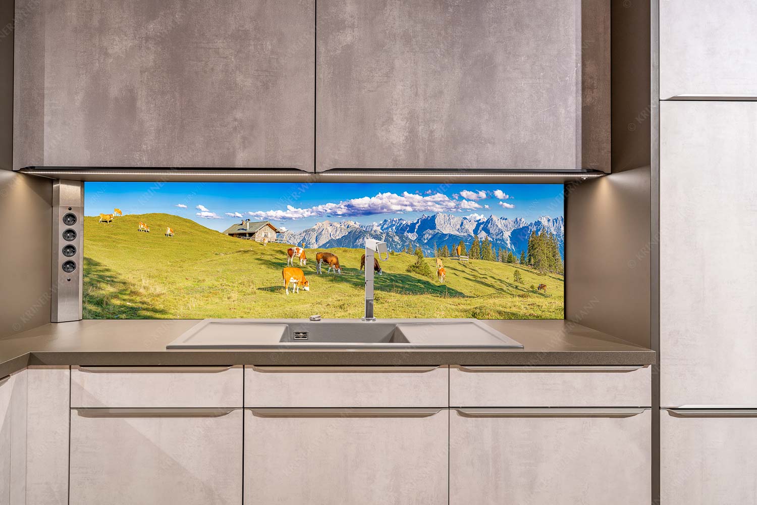 Auf da Krüneralm IV – Küchenrückwand – Größe ca. 200x50cm, Seitenverhältnis ca: 4:1 — Junge Kälber im Estergebirge Blick über Krüneralm ins Karwendelgebirge - Auf da Krüneralm IV - Küchenrückwand - Größe ca. 200x50cm, Seitenverhältnis ca: 4:1 - Junge Kälber im Estergebirge - weitere Infos unter https://www.kriner-weiermann.de