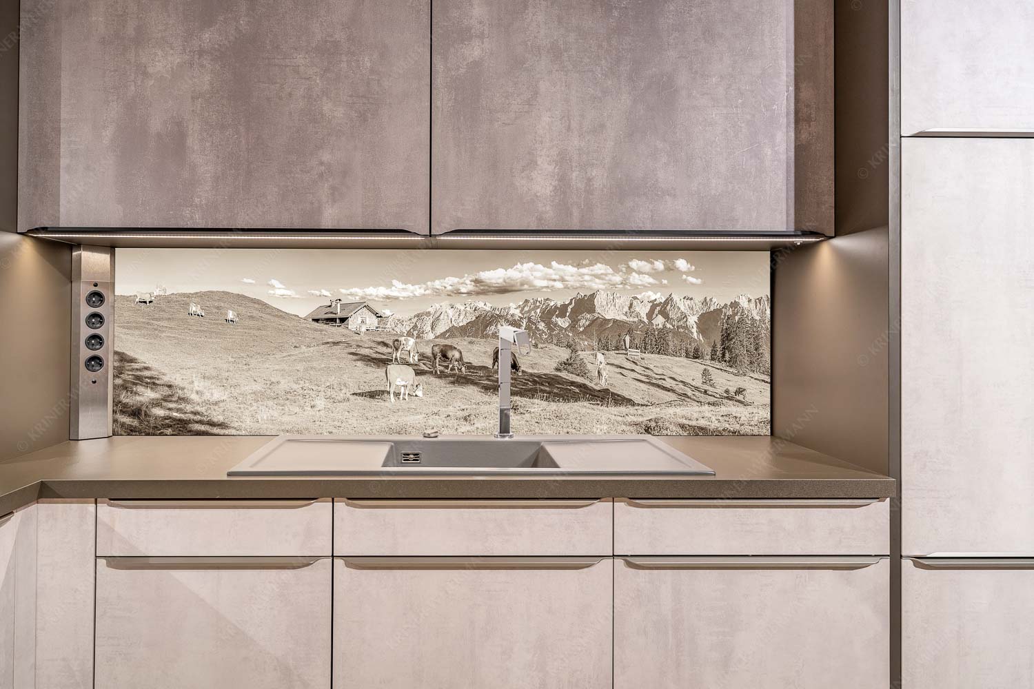 Auf da Krüneralm IV – Küchenrückwand – Größe ca. 200x50cm, Seitenverhältnis ca: 4:1 — Junge Kälber im Estergebirge Blick über Krüneralm ins Karwendelgebirge - Auf da Krüneralm IV - Küchenrückwand - Größe ca. 200x50cm, Seitenverhältnis ca: 4:1 - Junge Kälber im Estergebirge - weitere Infos unter https://www.kriner-weiermann.de