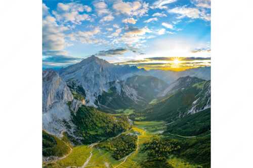 Die Sonne scheint noch kurz entlang des Hallerangers in die Nordwand der Speckkarspitze - Der Abschiedskuss - Seitenverhältnis 1:1 - Speckkarspitze im Karwendel - weitere Infos unter https://www.kriner-weiermann.de