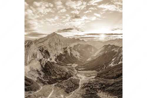 Die Sonne scheint noch kurz entlang des Hallerangers in die Nordwand der Speckkarspitze - Der Abschiedskuss - Seitenverhältnis 1:1 - Speckkarspitze im Karwendel - weitere Infos unter https://www.kriner-weiermann.de