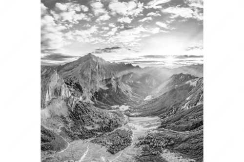 Die Sonne scheint noch kurz entlang des Hallerangers in die Nordwand der Speckkarspitze - Der Abschiedskuss - Seitenverhältnis 1:1 - Speckkarspitze im Karwendel - weitere Infos unter https://www.kriner-weiermann.de