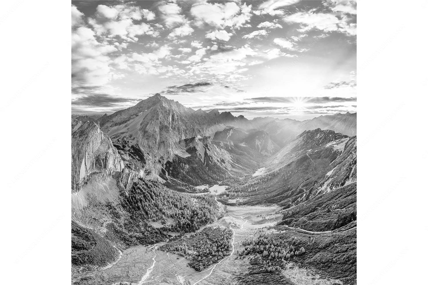 Der Abschiedskuss – Seitenverhältnis 1:1 — Speckkarspitze im Karwendel Die Sonne scheint noch kurz entlang des Hallerangers in die Nordwand der Speckkarspitze