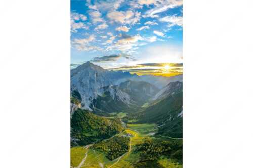 Die Sonne scheint noch kurz entlang des Hallerangers in die Nordwand der Speckkarspitze - Der Abschiedskuss - Seitenverhältnis 2:3 - Speckkarspitze im Karwendel - weitere Infos unter https://www.kriner-weiermann.de