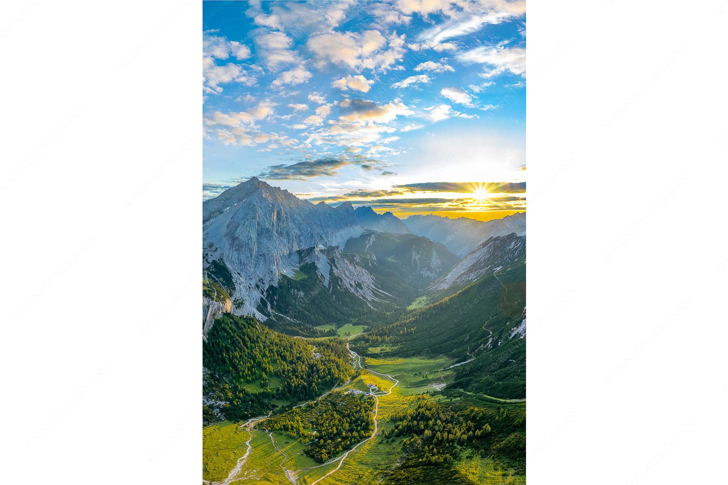 Die Sonne scheint noch kurz entlang des Hallerangers in die Nordwand der Speckkarspitze - Der Abschiedskuss - Seitenverhältnis 2:3 - Speckkarspitze im Karwendel - weitere Infos unter https://www.kriner-weiermann.de