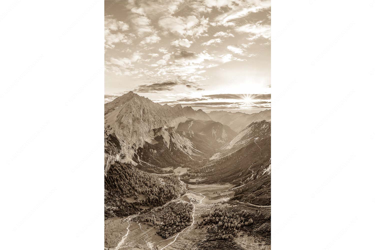 Die Sonne scheint noch kurz entlang des Hallerangers in die Nordwand der Speckkarspitze - Der Abschiedskuss - Seitenverhältnis 2:3 - Speckkarspitze im Karwendel - weitere Infos unter https://www.kriner-weiermann.de