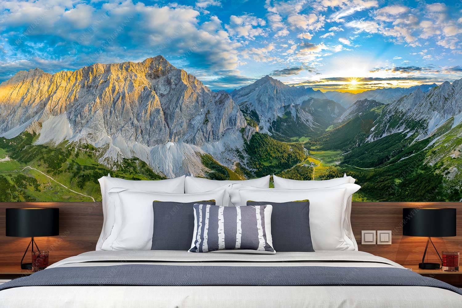 Der Abschiedskuss – Fototapete – Größe ca. 350x140cm, Seitenverhältnis 2,5:1 — Speckkarspitze im Karwendel Die Sonne scheint noch kurz entlang des Hallerangers in die Nordwand der Speckkarspitze - Der Abschiedskuss - Fototapete - Größe ca. 350x140cm, Seitenverhältnis 2,5:1 - Speckkarspitze im Karwendel - weitere Infos unter https://www.kriner-weiermann.de