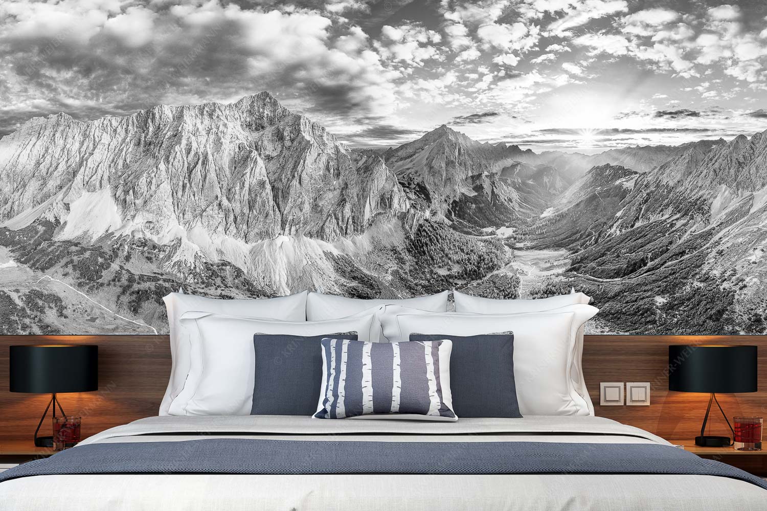 Der Abschiedskuss – Fototapete – Größe ca. 350x140cm, Seitenverhältnis 2,5:1 — Speckkarspitze im Karwendel Die Sonne scheint noch kurz entlang des Hallerangers in die Nordwand der Speckkarspitze - Der Abschiedskuss - Fototapete - Größe ca. 350x140cm, Seitenverhältnis 2,5:1 - Speckkarspitze im Karwendel - weitere Infos unter https://www.kriner-weiermann.de