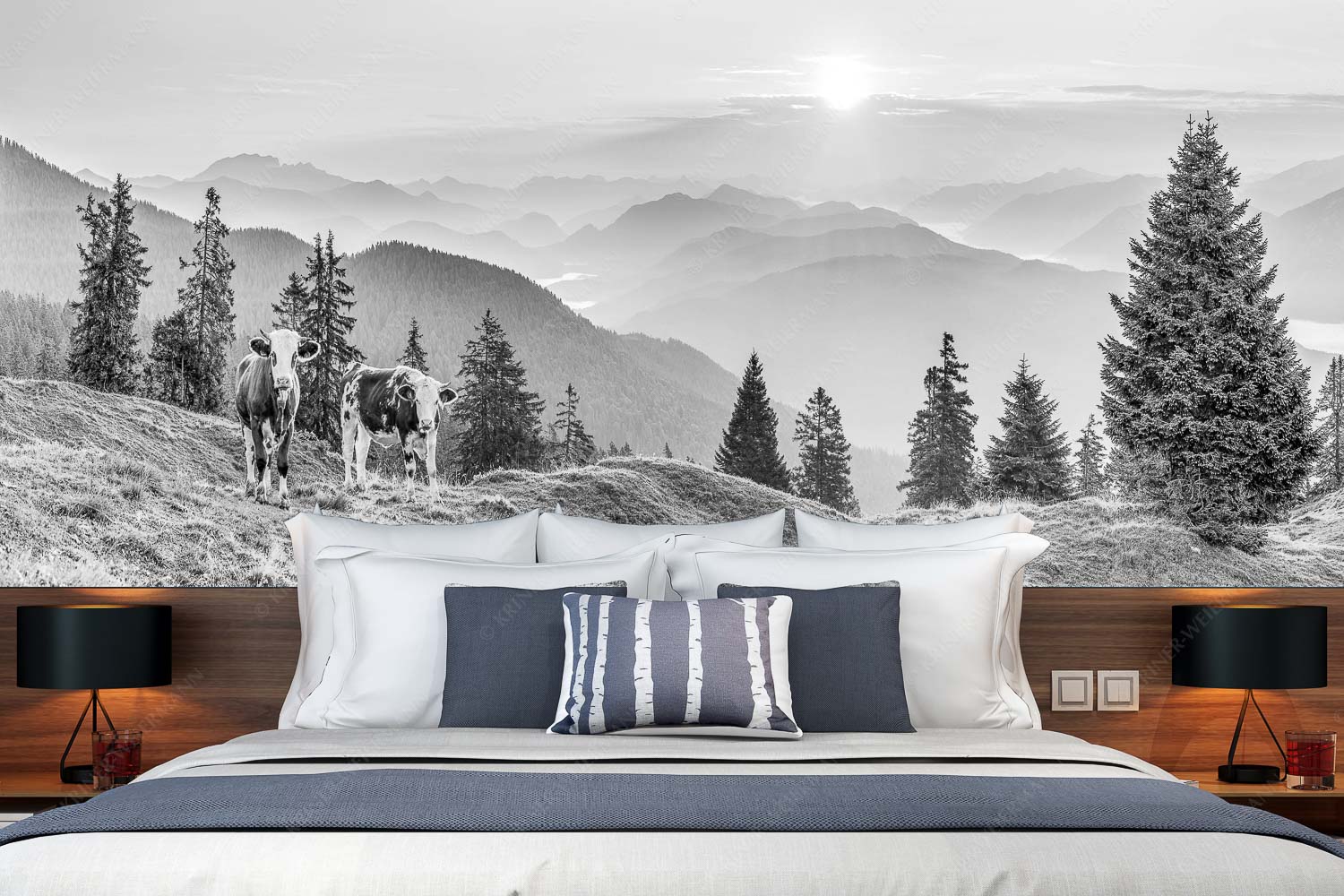 Guten Morgen – Fototapete – Größe ca. 350x140cm, Seitenverhältnis 2,5:1 — Junge Rinder auf der Wallgaueralm Jungvieh auf der Wallgauer Alm im Estergebirge mit Blick zur Benediktenwand bei Sonnenaufgang - Guten Morgen - Fototapete - Größe ca. 350x140cm, Seitenverhältnis 2,5:1 - Junge Rinder auf der Wallgaueralm - weitere Infos unter https://www.kriner-weiermann.de
