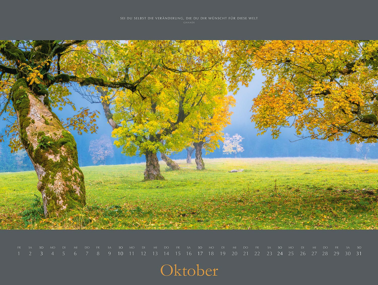 Bildkalender „Augenblicke zwischen Karwendel und Zugspitze“ 2027 — Oktober 2027 Majestätisch ruhen Ahornbäume in ihrem Herbstkleid im Karwendel - Bildkalender "Augenblicke zwischen Karwendel und Zugspitze" 2027 - Oktober 2027