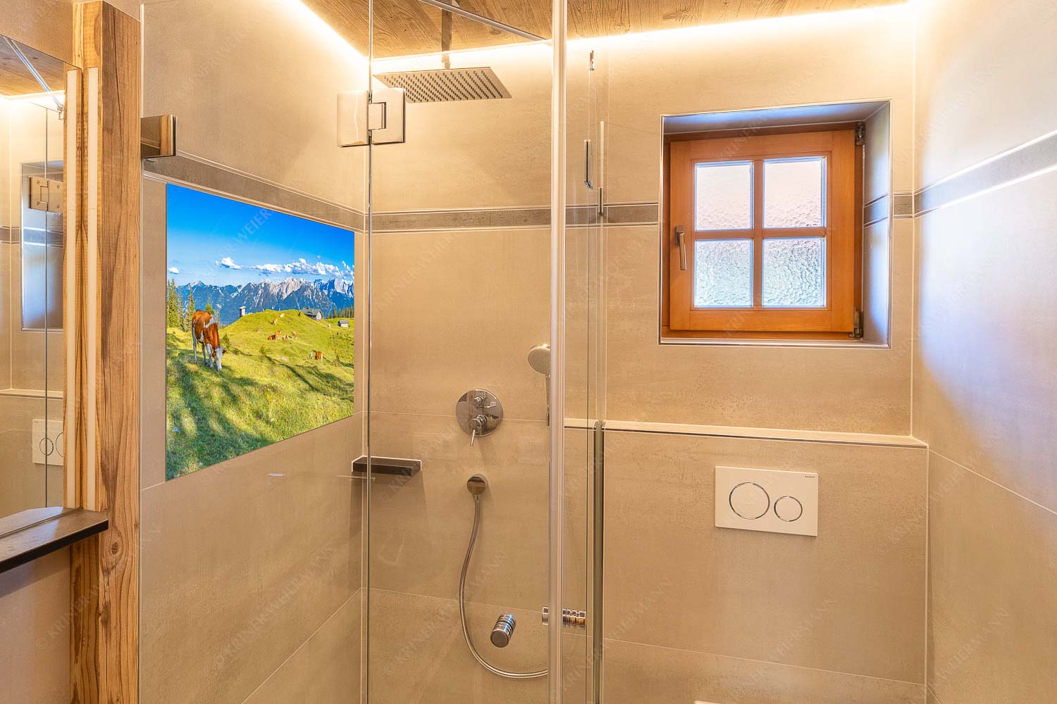Auf da Krüneralm – Glasbild – Größe ca. 120x80cm, Seitenverhältnis 3:2 — Kühe auf der Alm im Estergebirge Blick über Krüneralm ins Karwendelgebirge - Auf da Krüneralm - Glasbild - Größe ca. 120x80cm, Seitenverhältnis 3:2 - Kühe auf der Alm im Estergebirge - weitere Infos unter https://www.kriner-weiermann.de