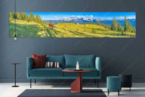Blick über Krüneralm ins Karwendelgebirge - Auf da Krüneralm - Wandbild - Größe ca. 350x70cm, Seitenverhältnis 5:1 - Kühe auf der Alm im Estergebirge - weitere Infos unter https://www.kriner-weiermann.de