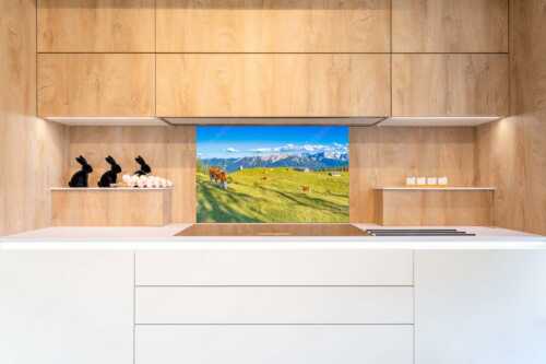 Blick über Krüneralm ins Karwendelgebirge - Auf da Krüneralm - Küchenspiegel - Größe ca. 90x60cm, Seitenverhältnis 3:2 - Kühe auf der Alm im Estergebirge - weitere Infos unter https://www.kriner-weiermann.de