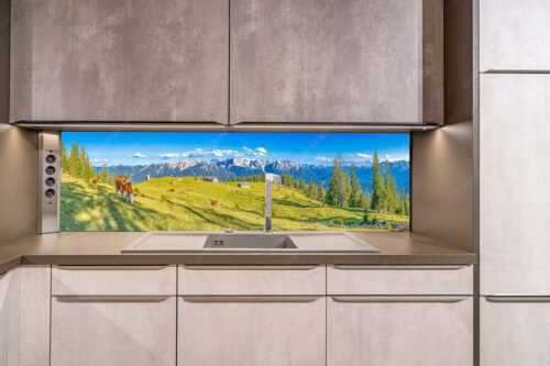 Blick über Krüneralm ins Karwendelgebirge - Auf da Krüneralm - Küchenrückwand - Größe ca. 200x50cm, Seitenverhältnis ca: 4:1 - Kühe auf der Alm im Estergebirge - weitere Infos unter https://www.kriner-weiermann.de