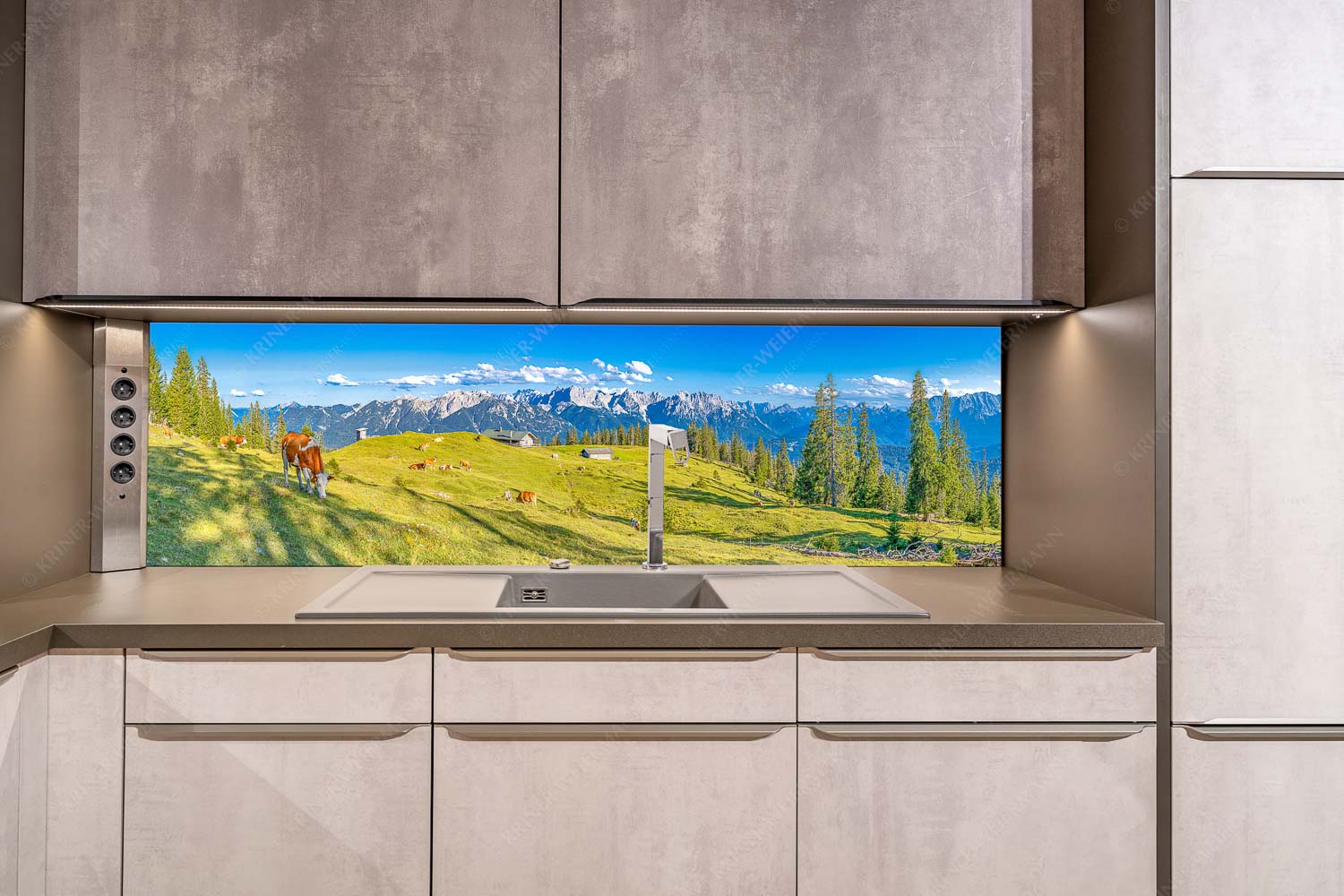Auf da Krüneralm – Küchenrückwand – Größe ca. 200x50cm, Seitenverhältnis ca: 4:1 — Kühe auf der Alm im Estergebirge Blick über Krüneralm ins Karwendelgebirge - Auf da Krüneralm - Küchenrückwand - Größe ca. 200x50cm, Seitenverhältnis ca: 4:1 - Kühe auf der Alm im Estergebirge - weitere Infos unter https://www.kriner-weiermann.de
