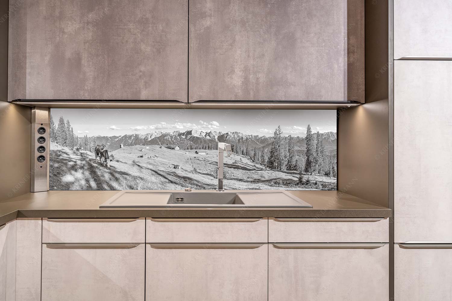 Auf da Krüneralm – Küchenrückwand – Größe ca. 200x50cm, Seitenverhältnis ca: 4:1 — Kühe auf der Alm im Estergebirge Blick über Krüneralm ins Karwendelgebirge - Auf da Krüneralm - Küchenrückwand - Größe ca. 200x50cm, Seitenverhältnis ca: 4:1 - Kühe auf der Alm im Estergebirge - weitere Infos unter https://www.kriner-weiermann.de