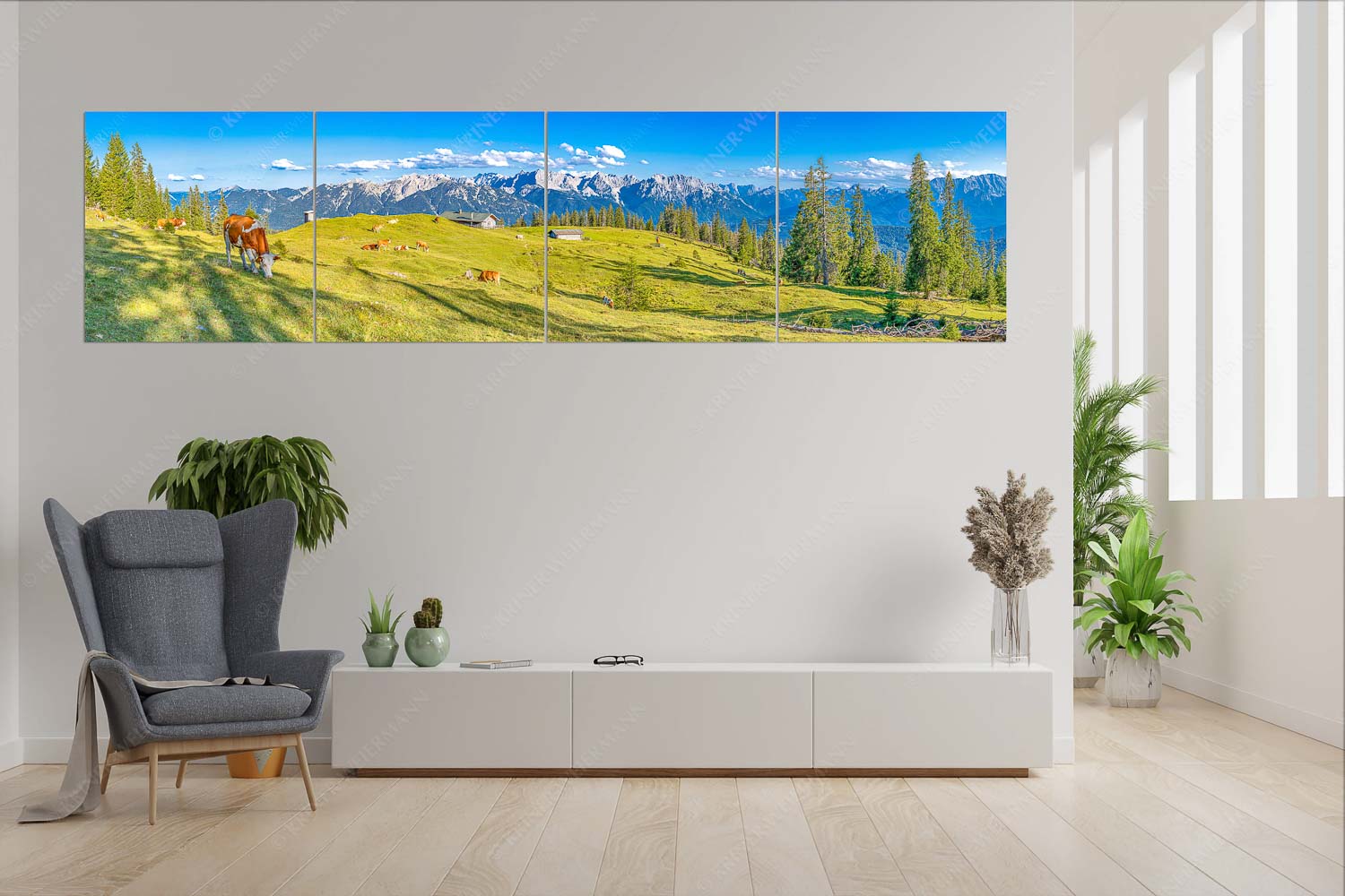 Auf da Krüneralm – Wandbild – 4er Split, Größe ca. 280x70cm, Seitenverhältnis 4:1 — Kühe auf der Alm im Estergebirge Blick über Krüneralm ins Karwendelgebirge - Auf da Krüneralm - Wandbild - 4er Split, Größe ca. 280x70cm, Seitenverhältnis 4:1 - Kühe auf der Alm im Estergebirge - weitere Infos unter https://www.kriner-weiermann.de