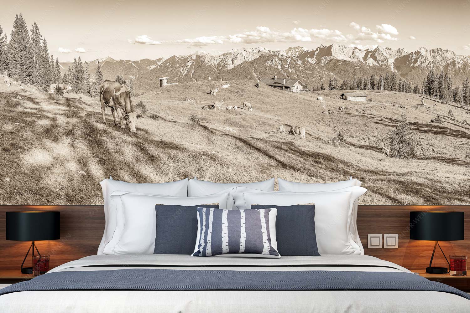 Auf da Krüneralm – Fototapete – Größe ca. 350x140cm, Seitenverhältnis 2,5:1 — Kühe auf der Alm im Estergebirge Blick über Krüneralm ins Karwendelgebirge - Auf da Krüneralm - Fototapete - Größe ca. 350x140cm, Seitenverhältnis 2,5:1 - Kühe auf der Alm im Estergebirge - weitere Infos unter https://www.kriner-weiermann.de