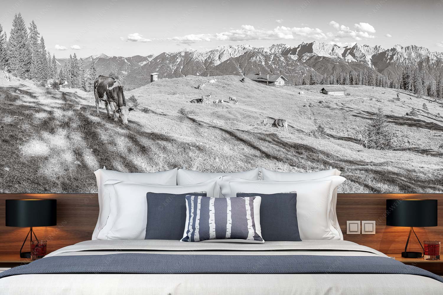 Auf da Krüneralm – Fototapete – Größe ca. 350x140cm, Seitenverhältnis 2,5:1 — Kühe auf der Alm im Estergebirge Blick über Krüneralm ins Karwendelgebirge - Auf da Krüneralm - Fototapete - Größe ca. 350x140cm, Seitenverhältnis 2,5:1 - Kühe auf der Alm im Estergebirge - weitere Infos unter https://www.kriner-weiermann.de