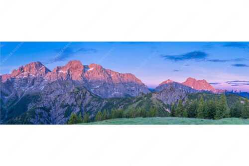 Blick von der Östlichen Karwendelspitze bis hin zur Soiernspitze - Großes Aufgebot - Seitenverhältnis 3:1 - Karwendelpanorama - weitere Infos unter https://www.kriner-weiermann.de