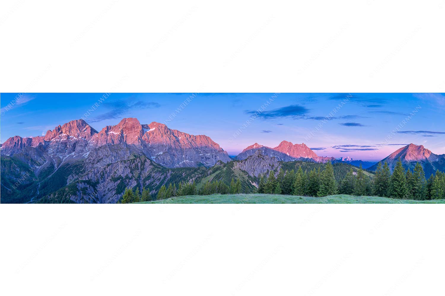 Blick von der Östlichen Karwendelspitze bis hin zur Soiernspitze - Großes Aufgebot - Seitenverhältnis 4:1 - Karwendelpanorama - weitere Infos unter https://www.kriner-weiermann.de