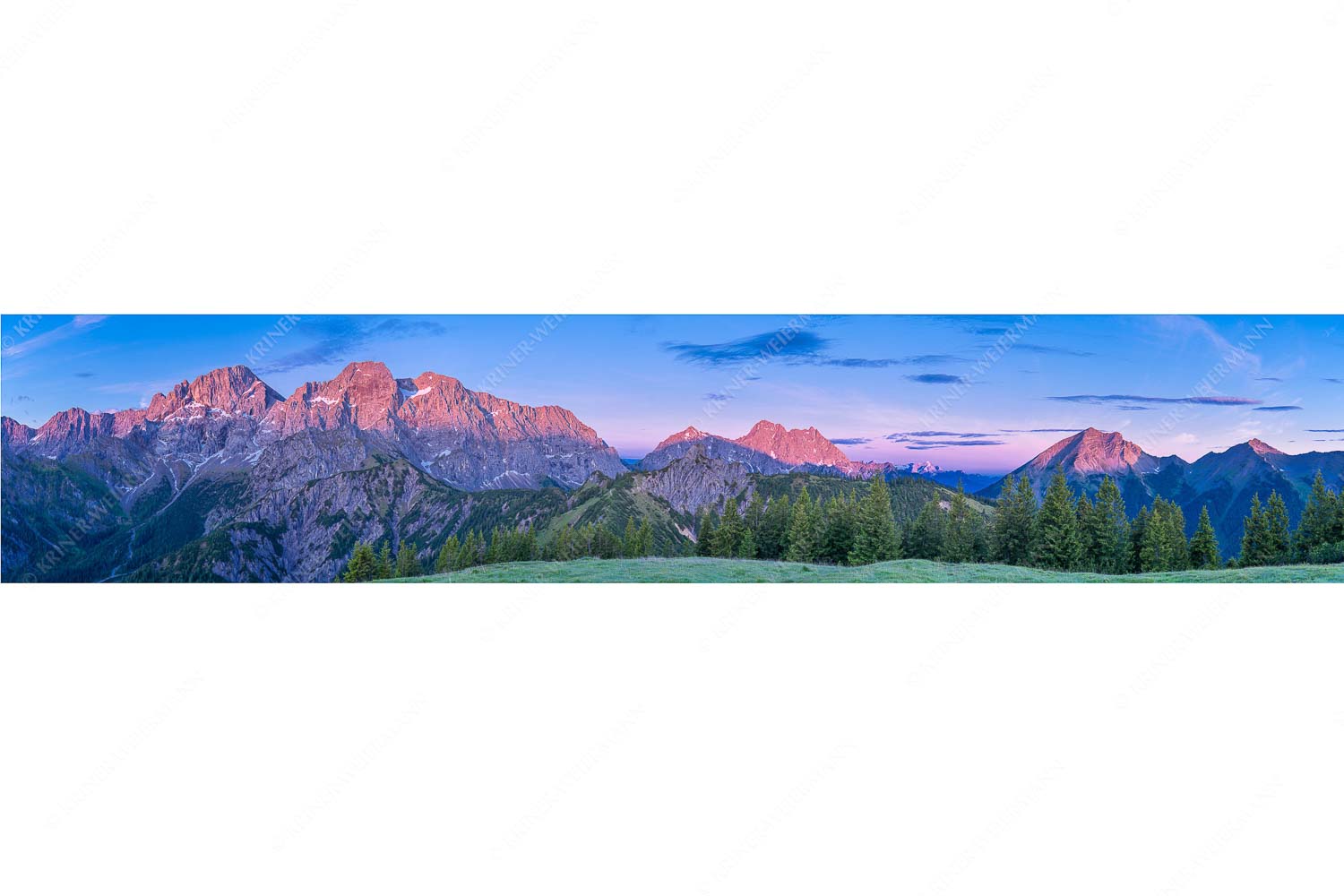 Blick von der Östlichen Karwendelspitze bis hin zur Soiernspitze - Großes Aufgebot - Seitenverhältnis 5:1 - Karwendelpanorama - weitere Infos unter https://www.kriner-weiermann.de