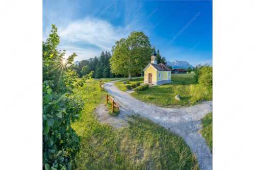 Sonnenaufgang an der Kapelle Maria Rast in Krün mit Karwendel- und Wettersteingebirge - Morgenandacht - Seitenverhältnis 1:1 - Kapelle Maria Rast Krün - weitere Infos unter https://www.kriner-weiermann.de