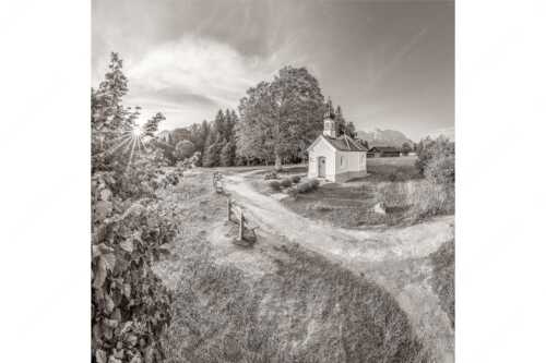 Sonnenaufgang an der Kapelle Maria Rast in Krün mit Karwendel- und Wettersteingebirge - Morgenandacht - Seitenverhältnis 1:1 - Kapelle Maria Rast Krün - weitere Infos unter https://www.kriner-weiermann.de