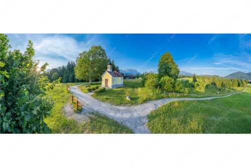Sonnenaufgang an der Kapelle Maria Rast in Krün mit Karwendel- und Wettersteingebirge - Morgenandacht - Seitenverhältnis 2,5:1 - Kapelle Maria Rast Krün - weitere Infos unter https://www.kriner-weiermann.de