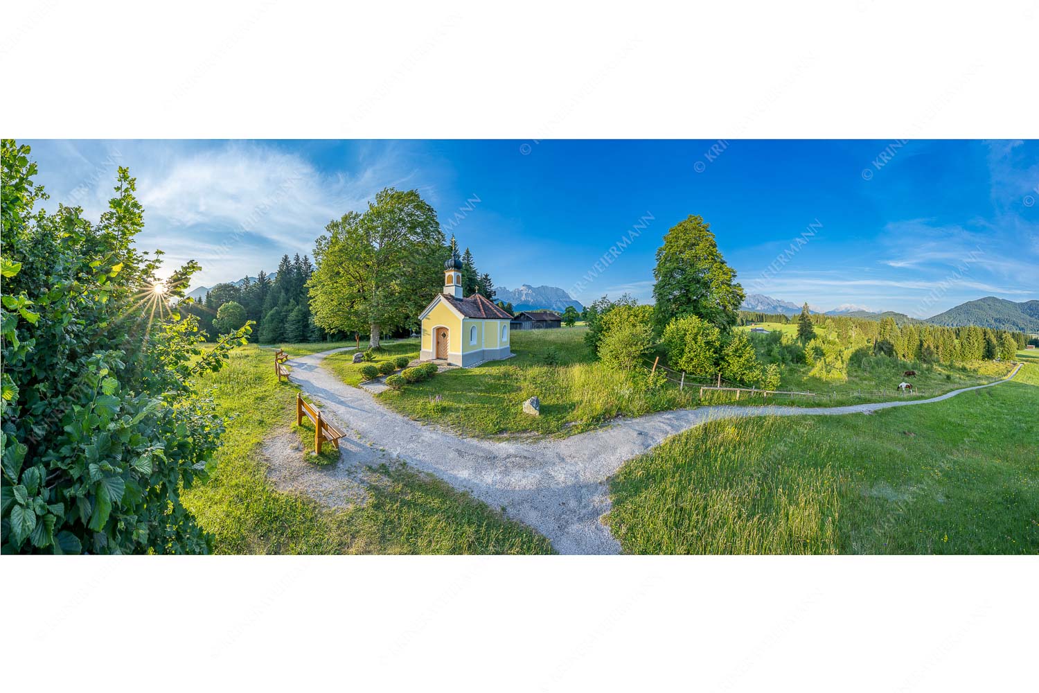 Sonnenaufgang an der Kapelle Maria Rast in Krün mit Karwendel- und Wettersteingebirge - Morgenandacht - Seitenverhältnis 2,5:1 - Kapelle Maria Rast Krün - weitere Infos unter https://www.kriner-weiermann.de