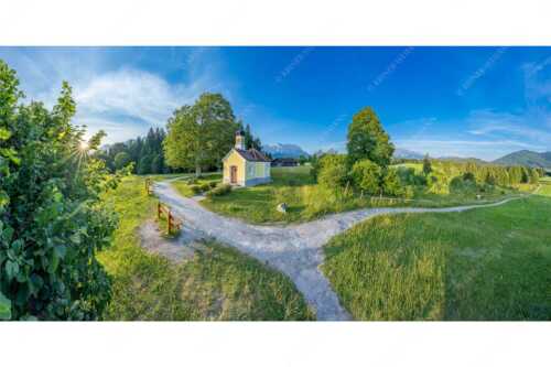 Sonnenaufgang an der Kapelle Maria Rast in Krün mit Karwendel- und Wettersteingebirge - Morgenandacht - Seitenverhältnis 2:1 - Kapelle Maria Rast Krün - weitere Infos unter https://www.kriner-weiermann.de