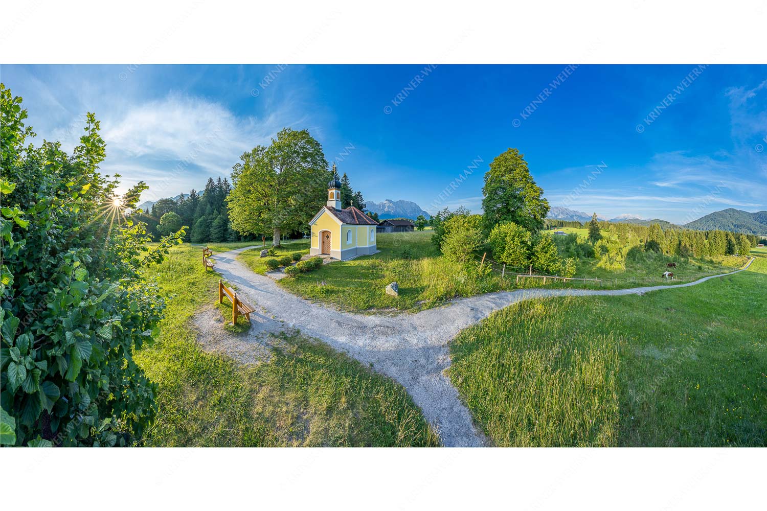 Sonnenaufgang an der Kapelle Maria Rast in Krün mit Karwendel- und Wettersteingebirge