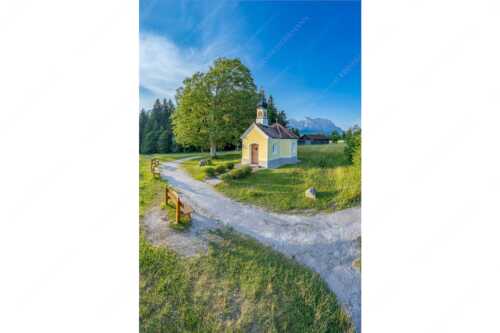 Sonnenaufgang an der Kapelle Maria Rast in Krün mit Karwendel- und Wettersteingebirge - Morgenandacht - Seitenverhältnis 2:3 - Kapelle Maria Rast Krün - weitere Infos unter https://www.kriner-weiermann.de