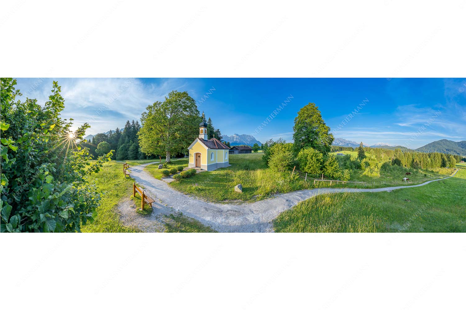 Sonnenaufgang an der Kapelle Maria Rast in Krün mit Karwendel- und Wettersteingebirge