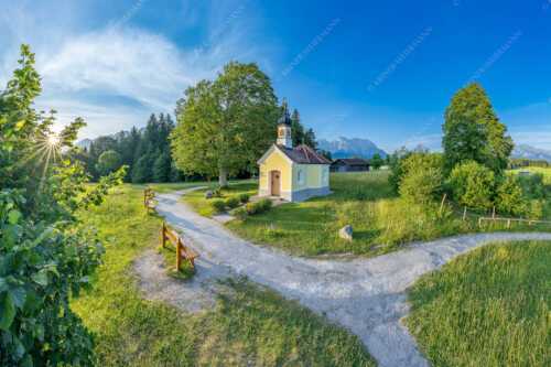 Sonnenaufgang an der Kapelle Maria Rast in Krün mit Karwendel- und Wettersteingebirge - Morgenandacht - Seitenverhältnis 3:2 - Kapelle Maria Rast Krün - weitere Infos unter https://www.kriner-weiermann.de