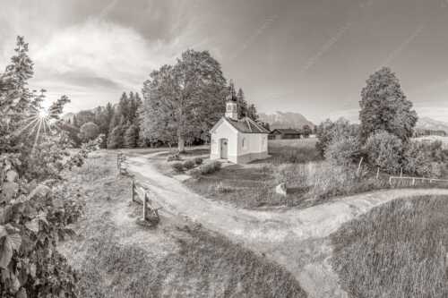 Sonnenaufgang an der Kapelle Maria Rast in Krün mit Karwendel- und Wettersteingebirge - Morgenandacht - Seitenverhältnis 3:2 - Kapelle Maria Rast Krün - weitere Infos unter https://www.kriner-weiermann.de