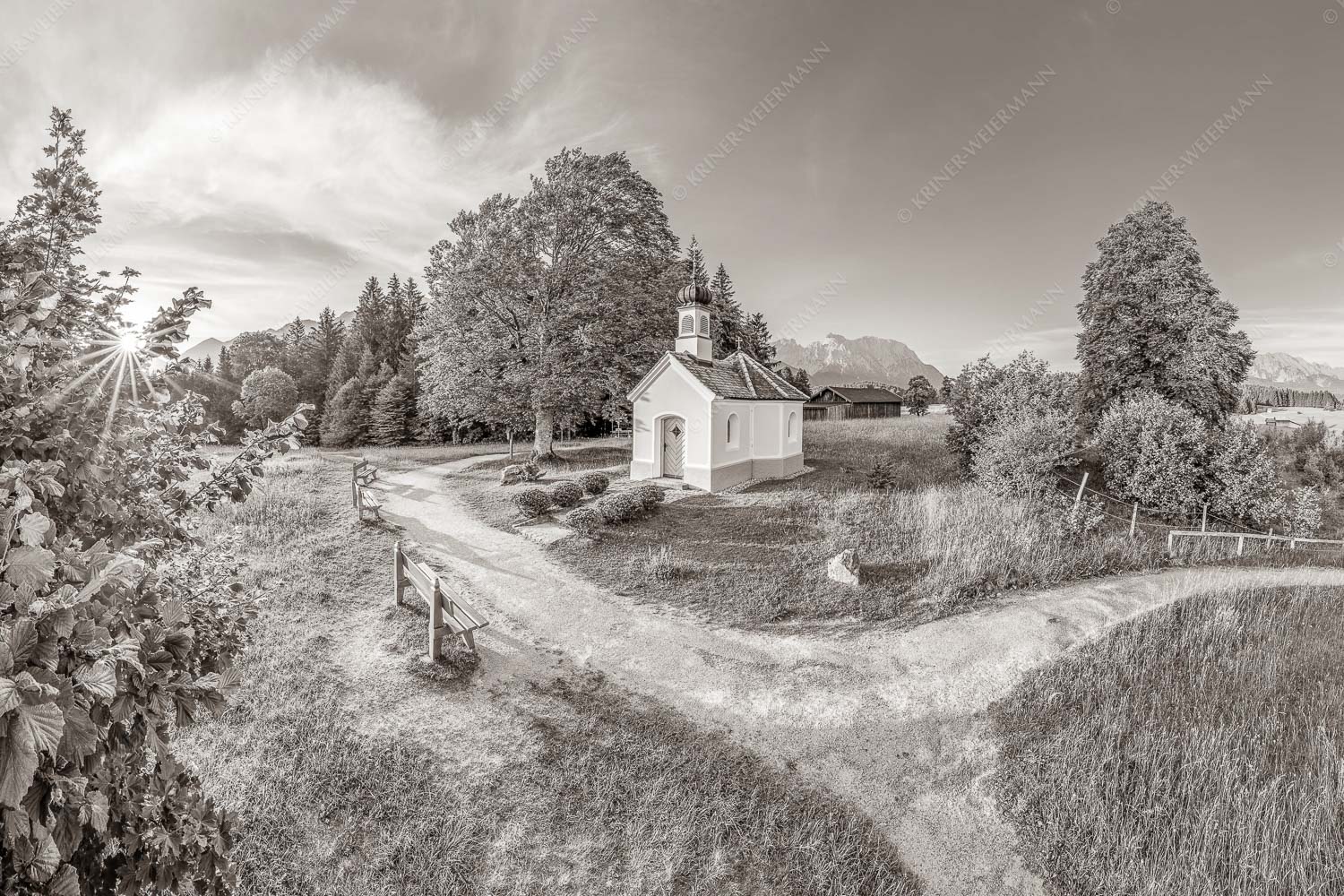 Sonnenaufgang an der Kapelle Maria Rast in Krün mit Karwendel- und Wettersteingebirge