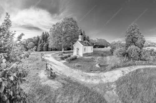 Sonnenaufgang an der Kapelle Maria Rast in Krün mit Karwendel- und Wettersteingebirge - Morgenandacht - Seitenverhältnis 3:2 - Kapelle Maria Rast Krün - weitere Infos unter https://www.kriner-weiermann.de