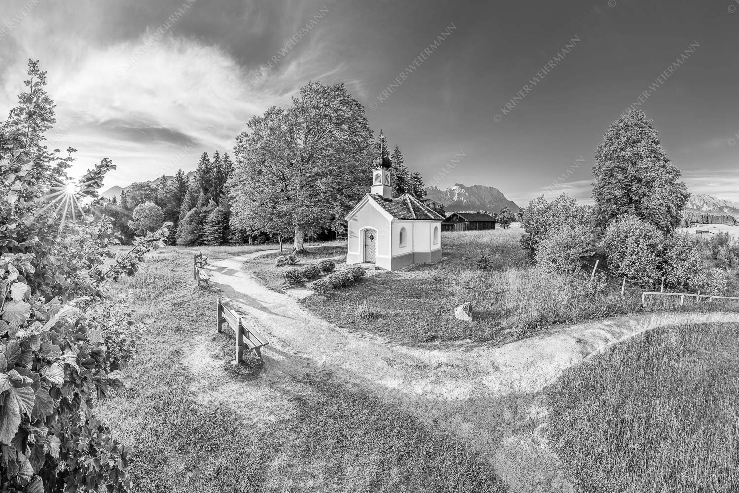Sonnenaufgang an der Kapelle Maria Rast in Krün mit Karwendel- und Wettersteingebirge - Morgenandacht - Seitenverhältnis 3:2 - Kapelle Maria Rast Krün - weitere Infos unter https://www.kriner-weiermann.de