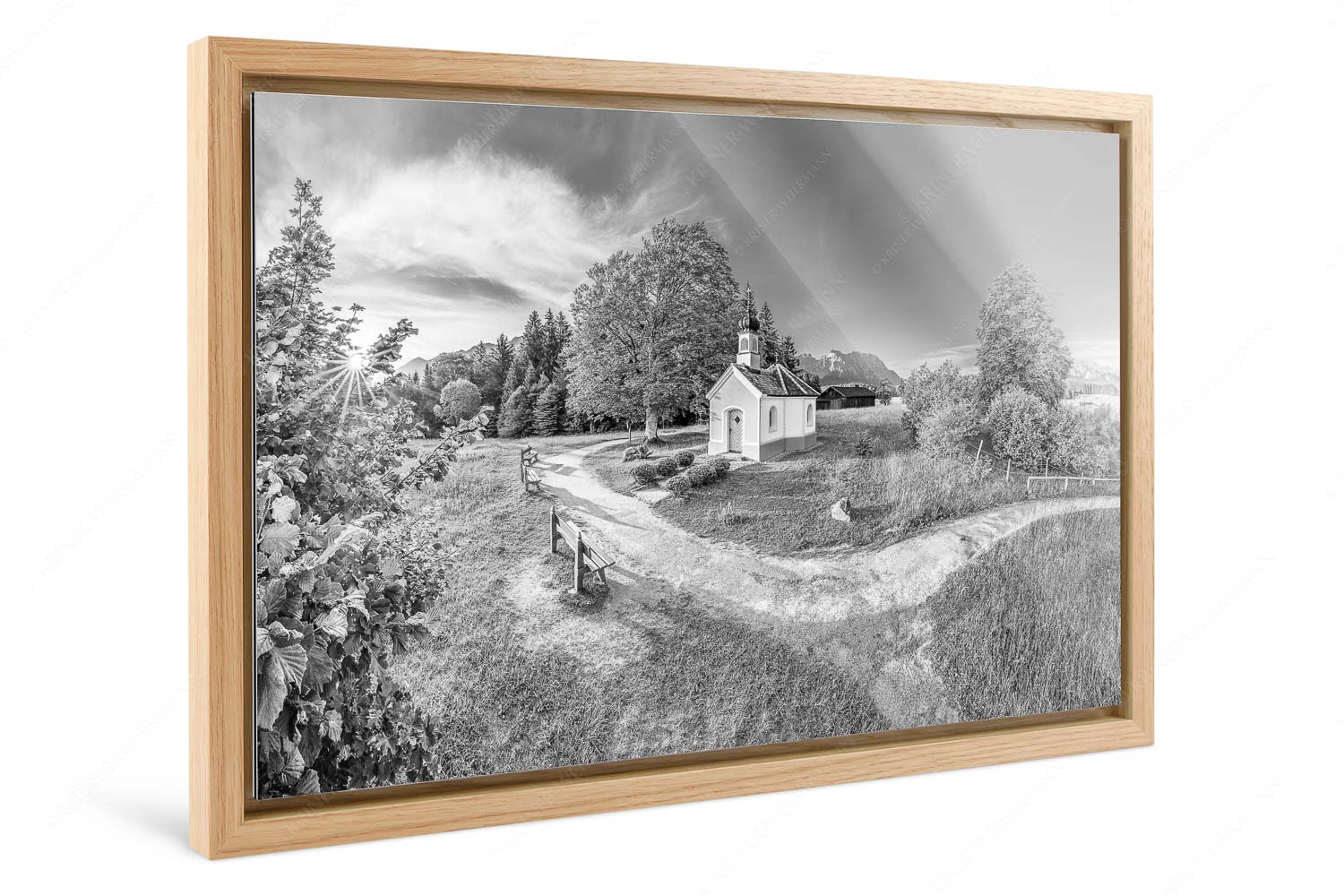 Morgenandacht – Foto im Schattenfugen-Rahmen, Seitenverhältnis 3:2 — Kapelle Maria Rast Krün Sonnenaufgang an der Kapelle Maria Rast in Krün mit Karwendel- und Wettersteingebirge - Morgenandacht - Foto im Schattenfugen-Rahmen, Seitenverhältnis 3:2 - Kapelle Maria Rast Krün - weitere Infos unter https://www.kriner-weiermann.de