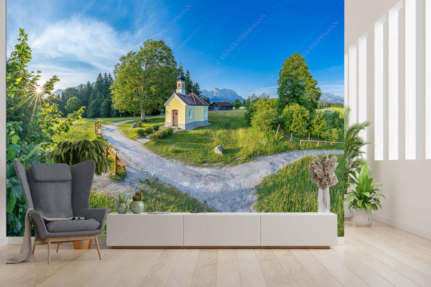 Sonnenaufgang an der Kapelle Maria Rast in Krün mit Karwendel- und Wettersteingebirge - Morgenandacht - Fototapete - Größe ca. 300x200cm, Seitenverhältnis 3:2 - Kapelle Maria Rast Krün - weitere Infos unter https://www.kriner-weiermann.de